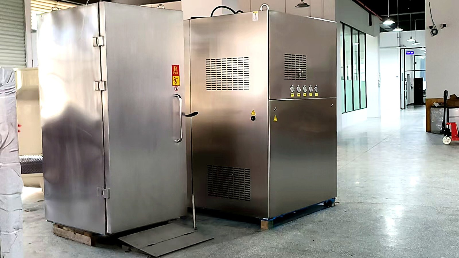 Equipment and vacuum chamber